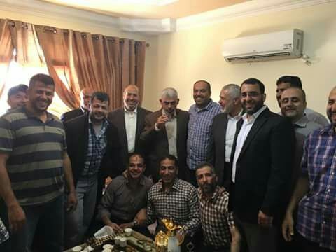 بالصور: هنية والسنوار يتوجهان لمنزل "فقها" عقب الإعلان عن اعتقال قاتله