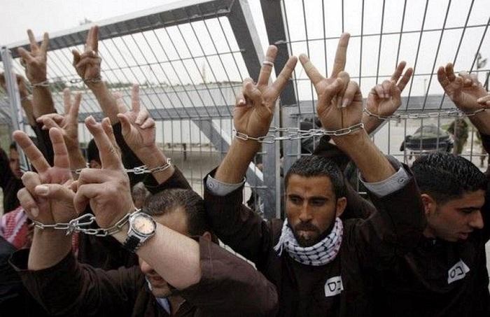  الأسرى يعلقون الإضراب عن الطعام بعد مفاوضات 20 ساعة