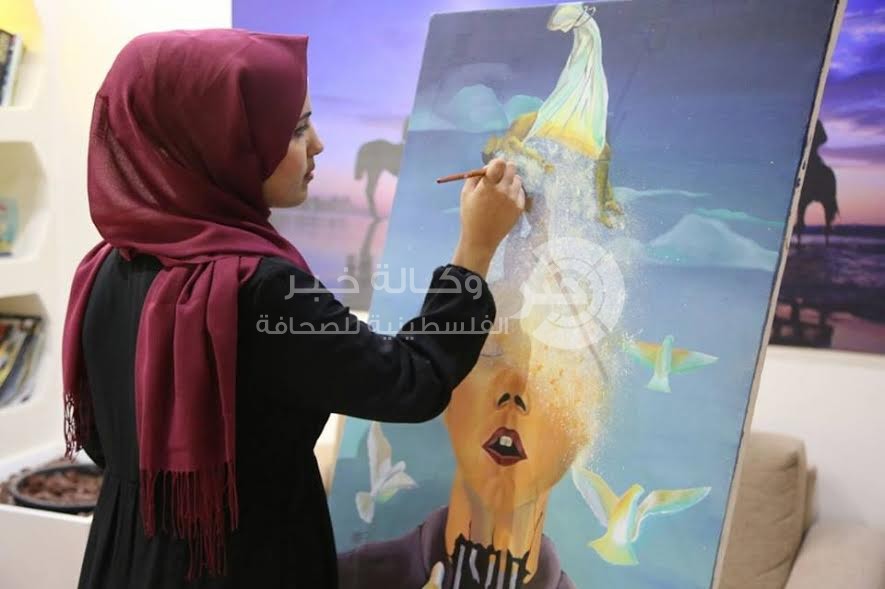 بالصور: ريهام العماوي.. إحساس إبداعي مرهف وريشة موهوبة تُقطر فناً خلاقاً