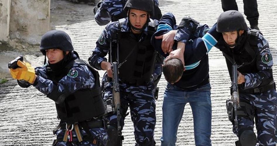 الشرطة تقبض على شخصين لحيازتهما مواد يشتبه بأنها مخدرة
