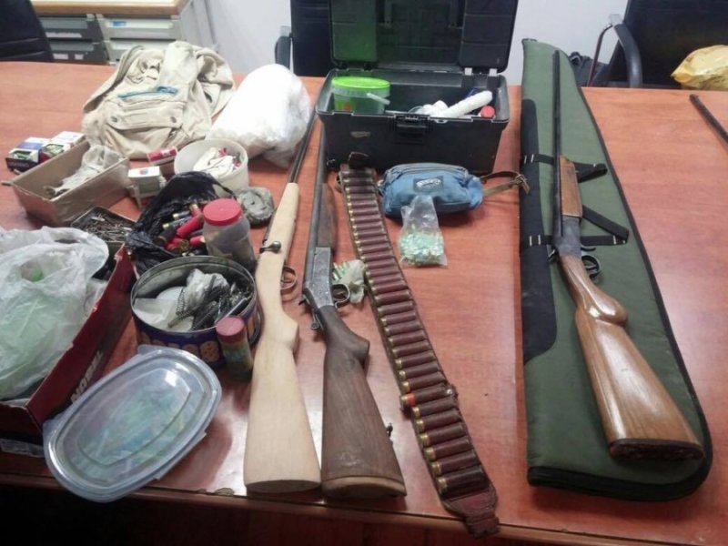 بالصور : الاحتلال يزعم العثور على بنادق صيد وذخيرة في الخليل وبيت لحم