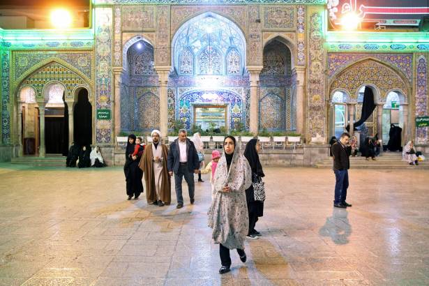 الناخبون الايرانيون يبدأون التصويت لانتخاب اعضاء مجلس الشورى