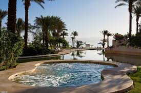 فتوى : حمامات السباحة النسائية ... حرام