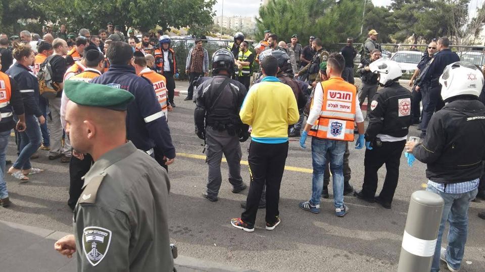 بالصور : اصابة شاب بدعوى محاولة طعن مستوطنين في القدس