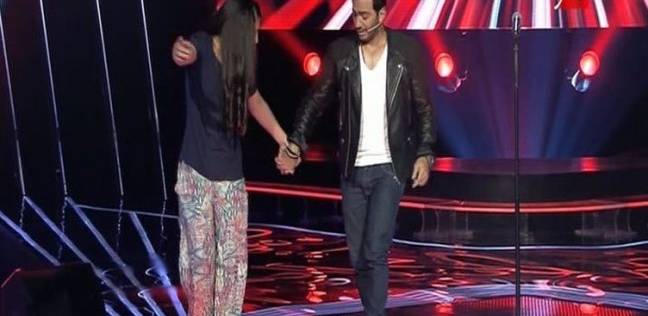 بالفيديو: تامر حسني ينضم لطفلة فلسطينية على المسرح لتعلمه الدبكة