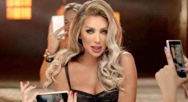 شاهد. : مايا دياب تتعرض لموقف محرج في شوارع لندن