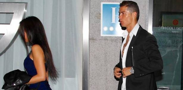 الكاميرات ترصد قبلة رونالدو لصديقته الجديدة في مطعم عام