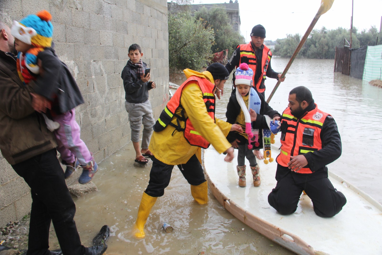 بالفيديو والصور ..عدسة وكالة "خبر" تنقلكم إلى المناطق التي تعرضت للغرق برفح