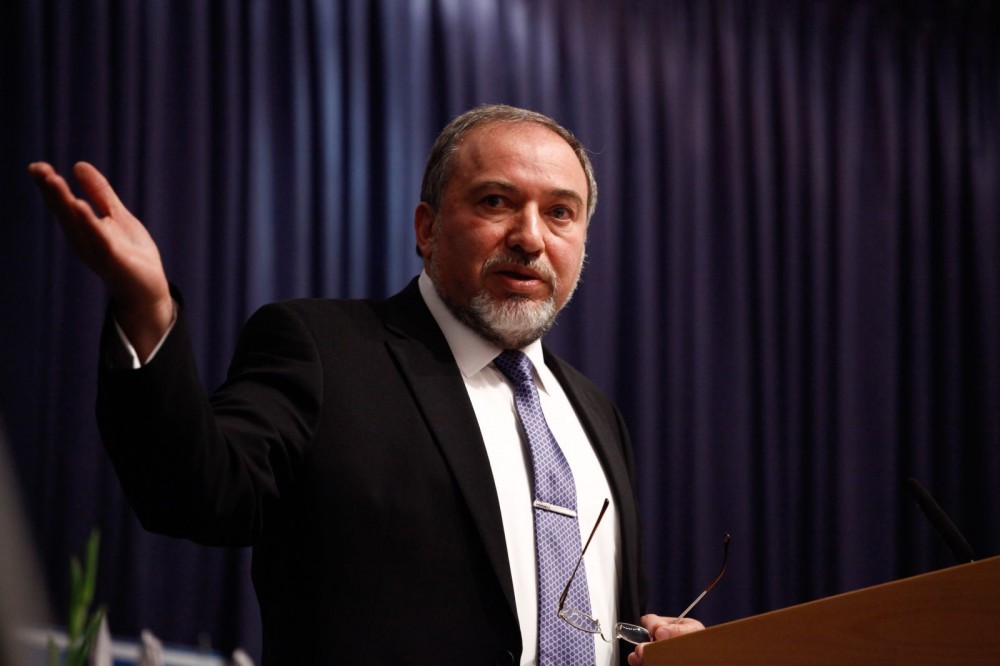 ليبرمان: إعمار قطاع غزة مشروط  بنزعه من السلاح