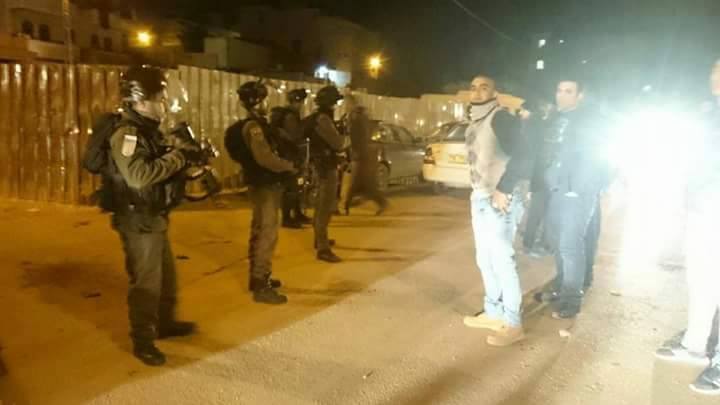 صورة: قوات الإحتلال تقتحم منزل الشهيد عمر سكافي في حي بيت حنينا منفذ عملية الدهس بالقدس