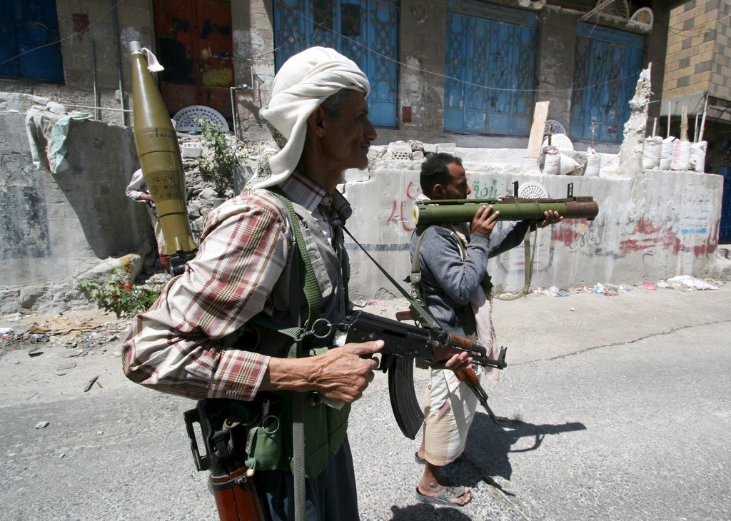 مقتل 13 حوثياً في اشتباكات عنيفة قبل يوم من الهدنة