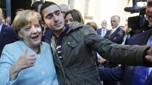 لاجئ سوري التقط "سيلفي" مع ميركل يقاضي فيسبوك