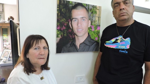 والد الجندي "شاؤول" يتهم الحكومة الإسرائيلية بالتقصير