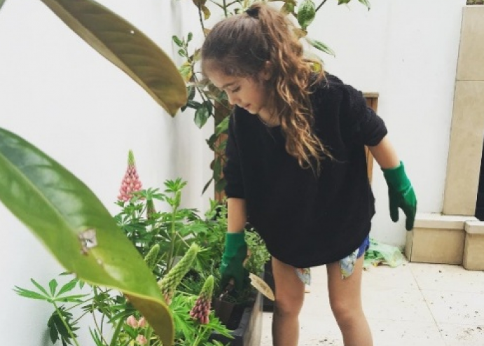 بالصور : خمنّوا هذه الطفلة إبنة أي نجمة شهيرة.. هل تشبه أمها؟