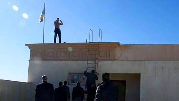 بالصور: شاهد كيف أنقذ مسؤول مصري شاباً من الانتحار