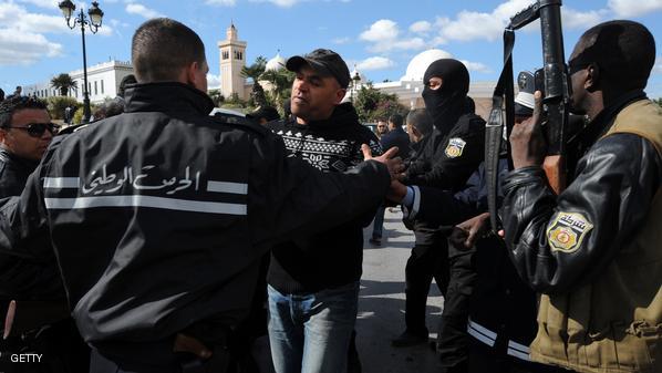 مجموعة مسلحة تهاجم ثكنات عسكرية للجيش في بنقردان التونسية