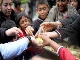 لأول مرة .. برنامج الأغذية ينجح في مد أحياء دير الزور بالغذاء