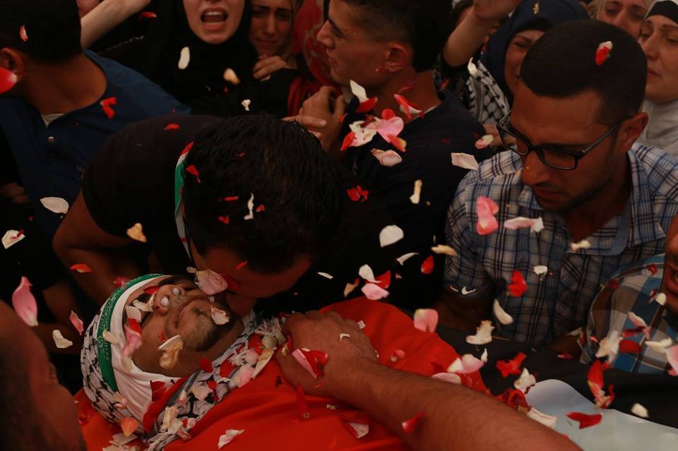 بالصور ...جماهير غفيرة من مخيم بلاطة تشيع جثمان الشهيد دويكات