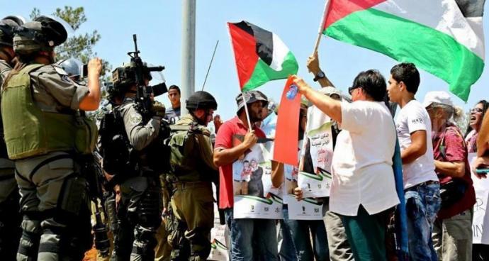 مواطنو بيت أمر يطالبون باسترداد جثامين الشهداء المحتجزة لدى الاحتلال