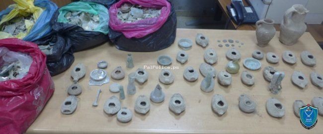 شرطة جنين تضبط 45 قطعة أثرية و17كغم زجاج أثري