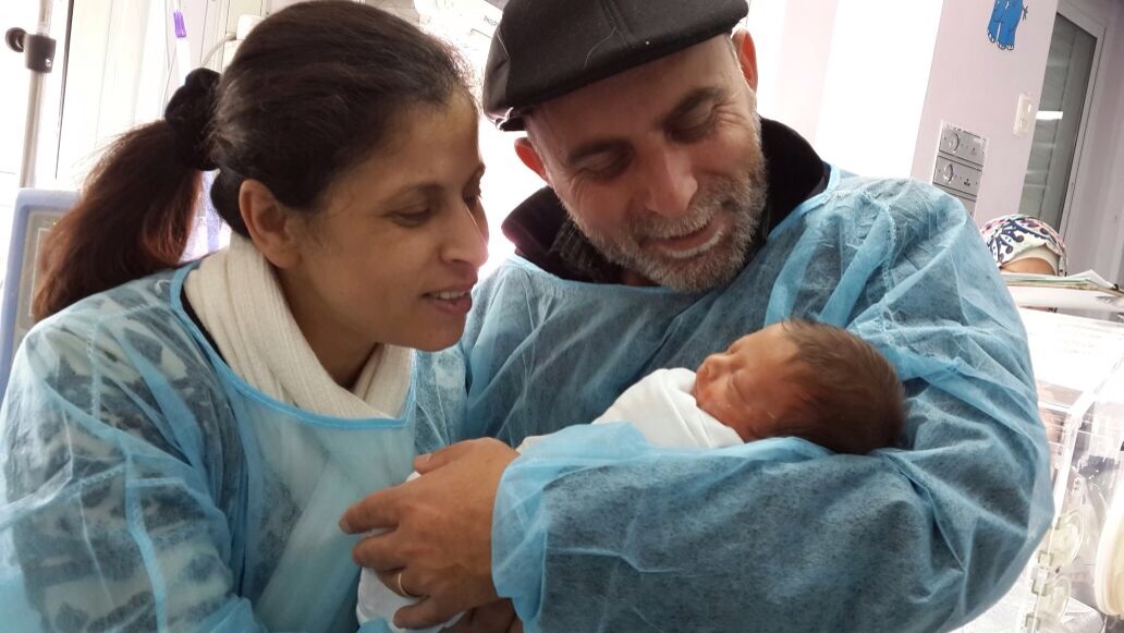 "نضال" أنار حياة "جهاد عبيدي" بعد 25 عاماً من الأسر