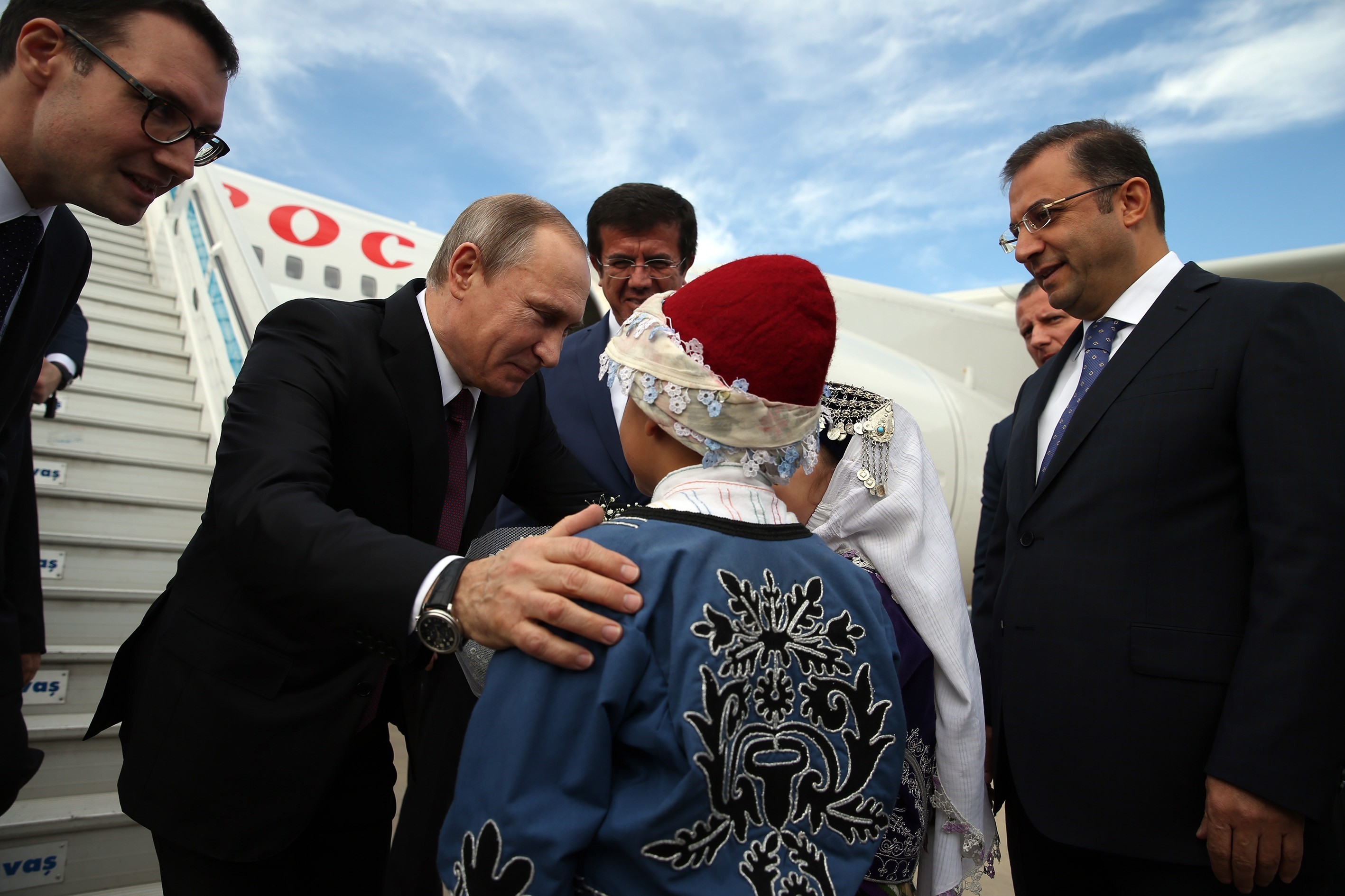 بالصور : أطفال بالزي العثماني يستقبلون قادة أقوى دول العالم في قمة الـ20 بتركيا