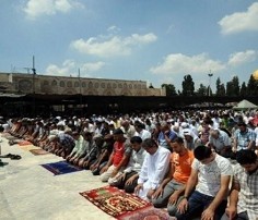 3 آلاف مواطن يؤدون صلاة الجمعة في خيمة الاعتصام في بيت لحم