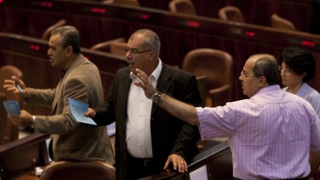 للقاء مسؤولين مصريين