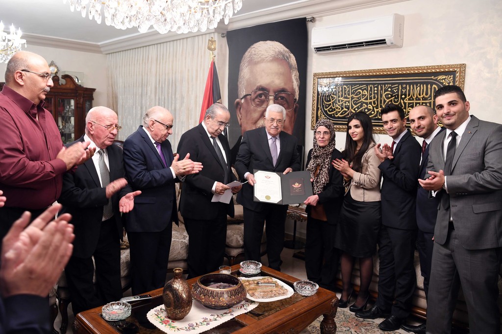 الرئيس يمنح السفير الراحل دليل ميخائيل القسوس وسام الاستحقاق والتميز