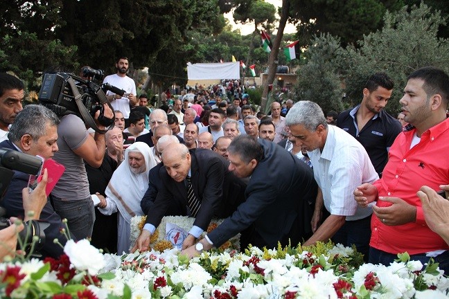 أكاليل زهور باسم الرئيس على أضرحة شهداء الثورة في تونس