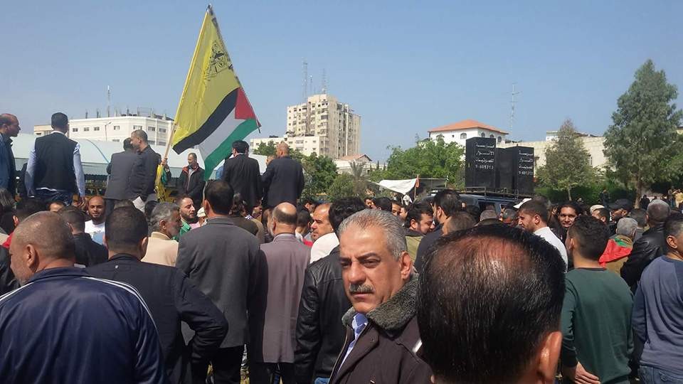 تجمع موظفي السلطة في ساحة السرايا بغزة احتجاجاً على قرار الخصم