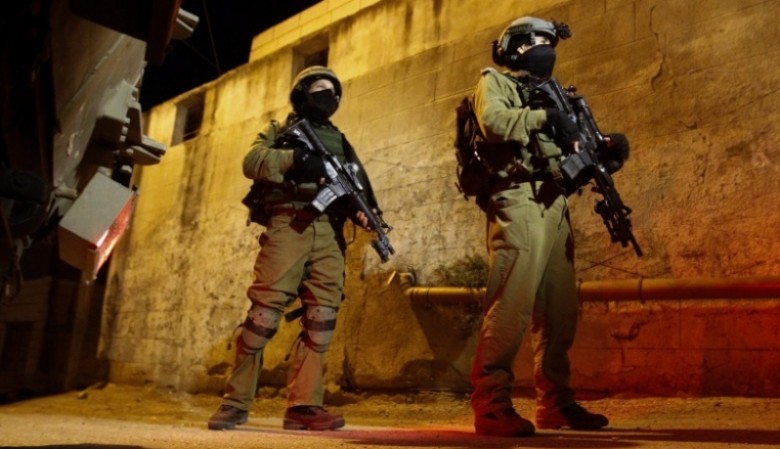 الاحتلال يُهاجم مركبات المواطنين في الخليل ويُلحق أضرارًا بها