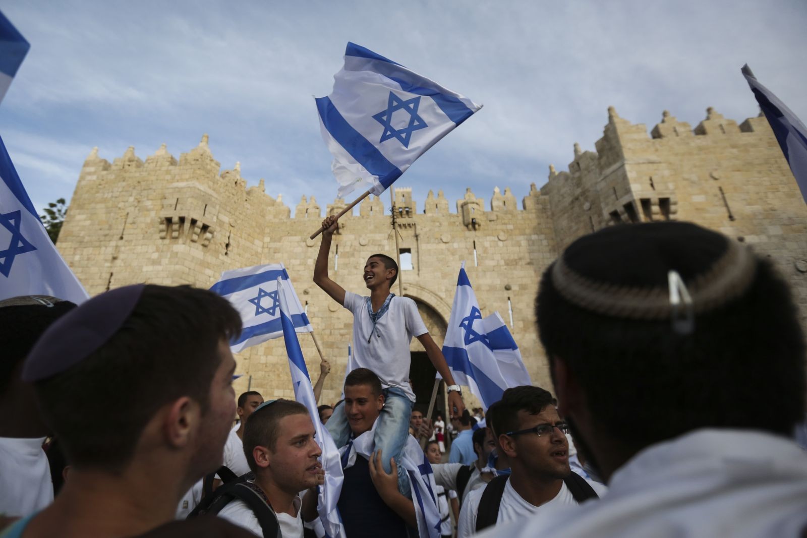 تعليق 10 آلاف علم إسرائيلي في القدس المحتلة