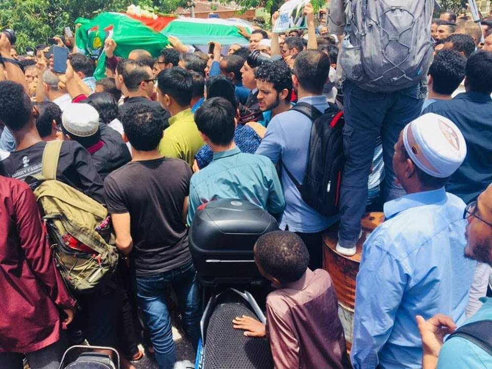 بالصور: جماهير ماليزيا تودع الشهيد فادي البطش قبل وصوله غزة