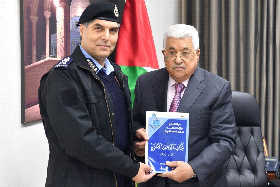 الرئيس يتسلم التقرير السنوي لإنجازات الشرطة الفلسطينية لعام2017