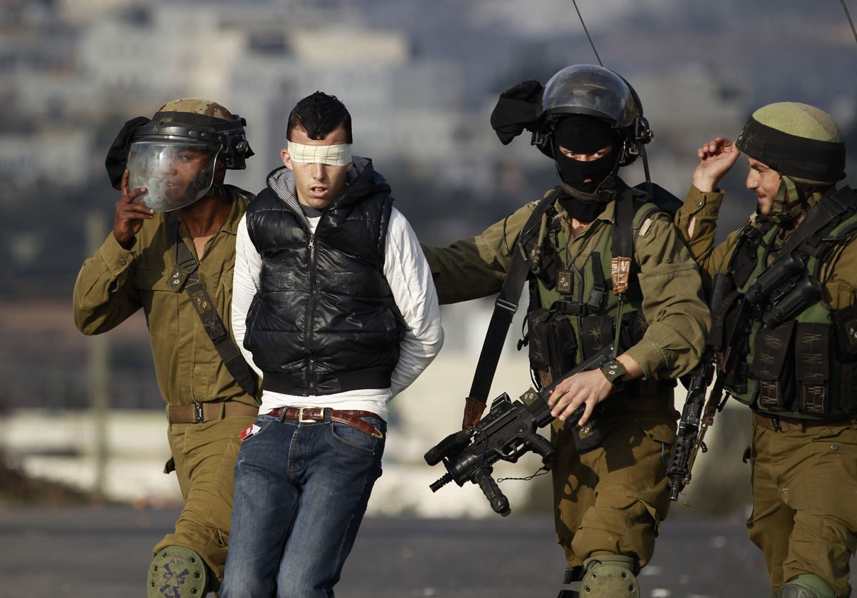 الاحتلال يعتقل مواطنين ويداهم مناطق بالخليل