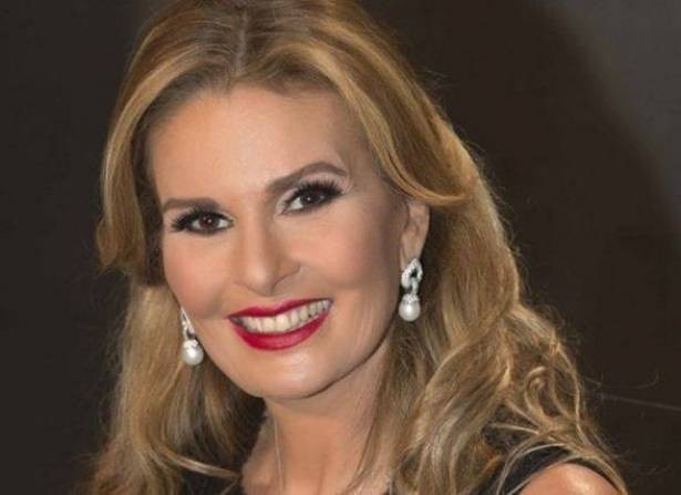 شاهدوا بالفيديو : يسرا ترقص بصحبة عمال مطعم!