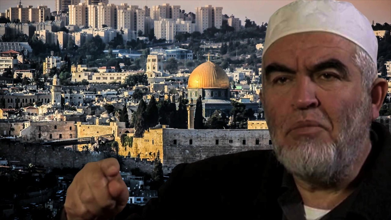 في تمام الثانية من ظهر اليوم