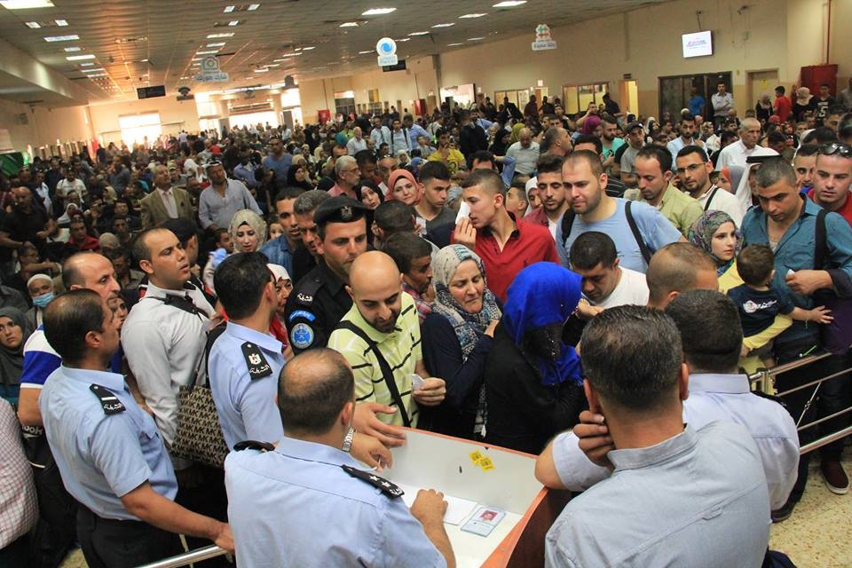 معبر الكرامة يشهد حركة نشطة ثاني أيام عيد الأضحى