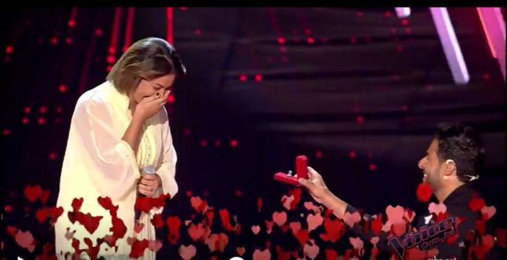 بالفيديو : في ذا فويس.. قدم لها 'خاتم زواج' لتنضم لفريقه!