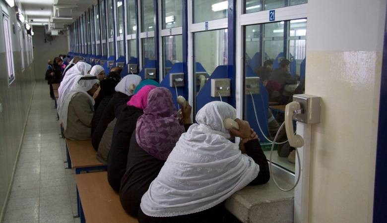  20 من أهالي أسرى القطاع يزورون أبنائهم في سجن "نفحة"  الإسرائيلي