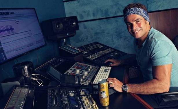 بعد علاقتهما المثيرة للجدل.. هل تخلّى عمرو دياب عن دينا الشربيني؟