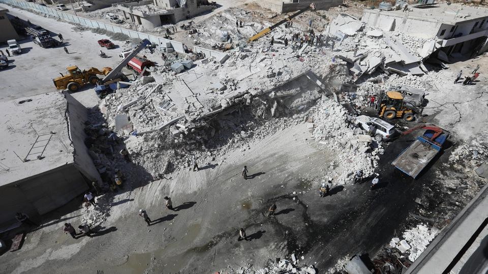 مقتل 12 مدنيًا في انفجار مستودع أسلحة في إدلب