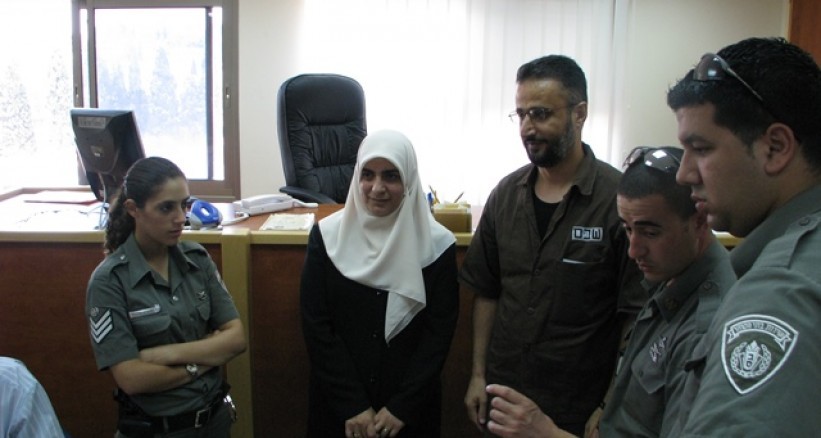 الاحتلال يسلم المحررة منى قعدان بلاغًا لمراجعة مخابراتها