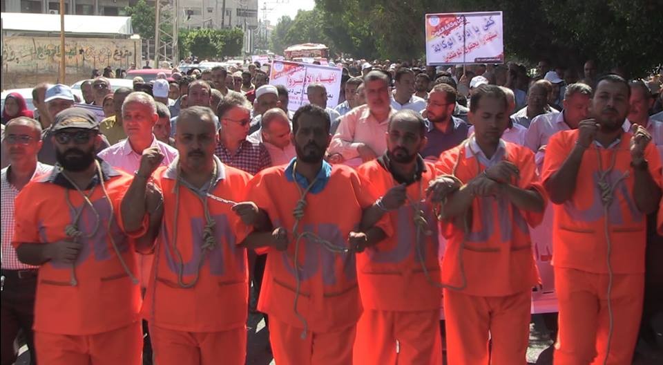 بالفيديو: مسيرة حاشدة بغزّة رفضاً لقرارات "أونروا" بحق موظفيها 