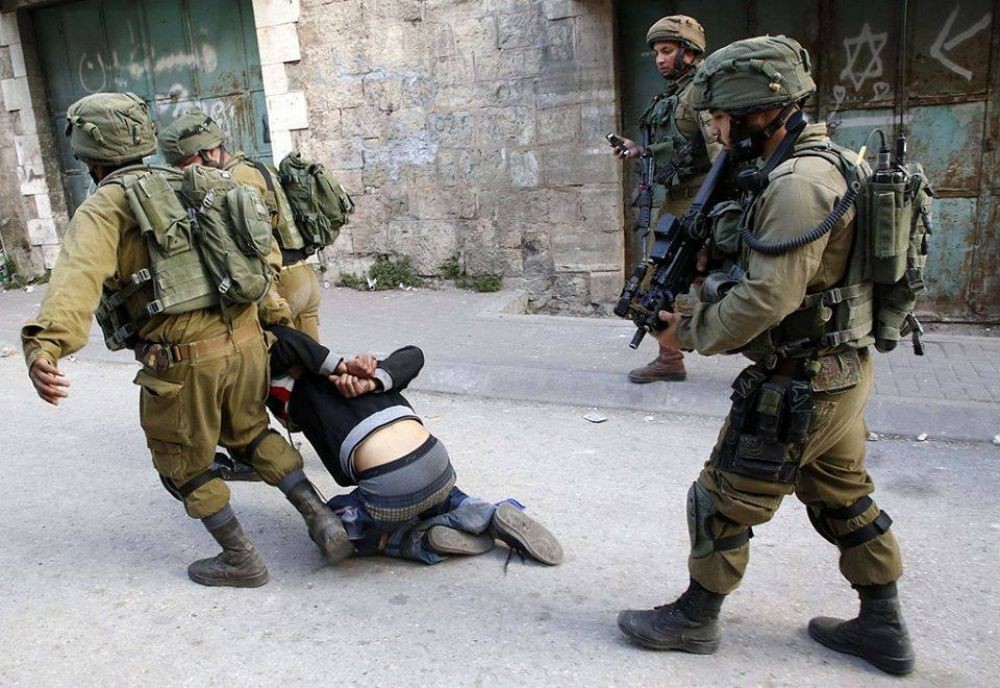 الاحتلال ينكل بـ3 أسرى أثناء عملية الاعتقال