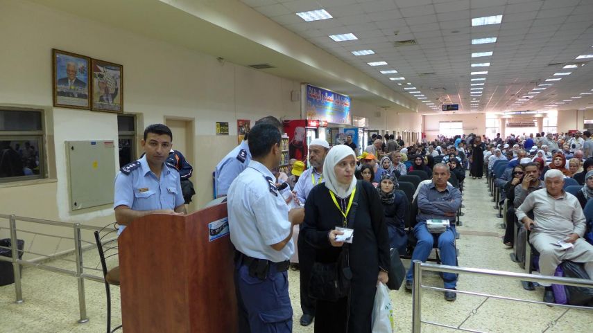 سلطات الاحتلال تمنع 13 مواطناً من السفر عبر معبر الكرامة