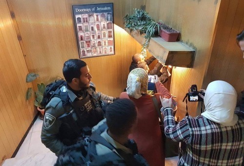الاحتلال يغلق مطعمًا ويعتقل صاحبه ومدير مؤسسة إعلامية بالقدس