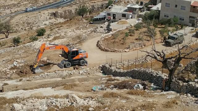 قوات الاحتلال تشق طريقاً بالقوة في حزما شمال شرقي القدس