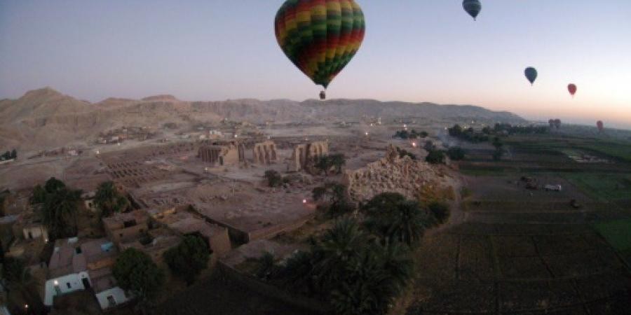 مقتل سائح وإصابة 12 آخرين بتحطم منطاد في مصر